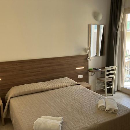 Hotel Bed And Book Ріміні Екстер'єр фото