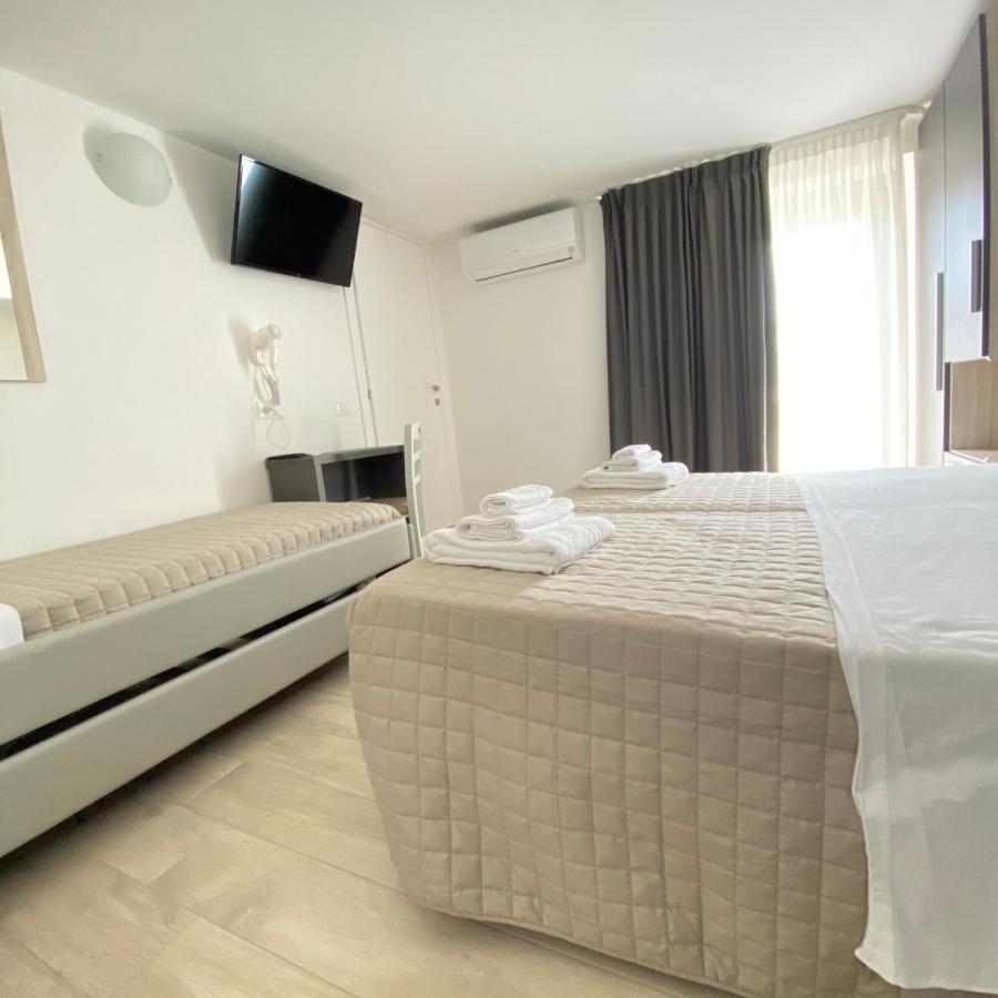 Hotel Bed And Book Ріміні Екстер'єр фото