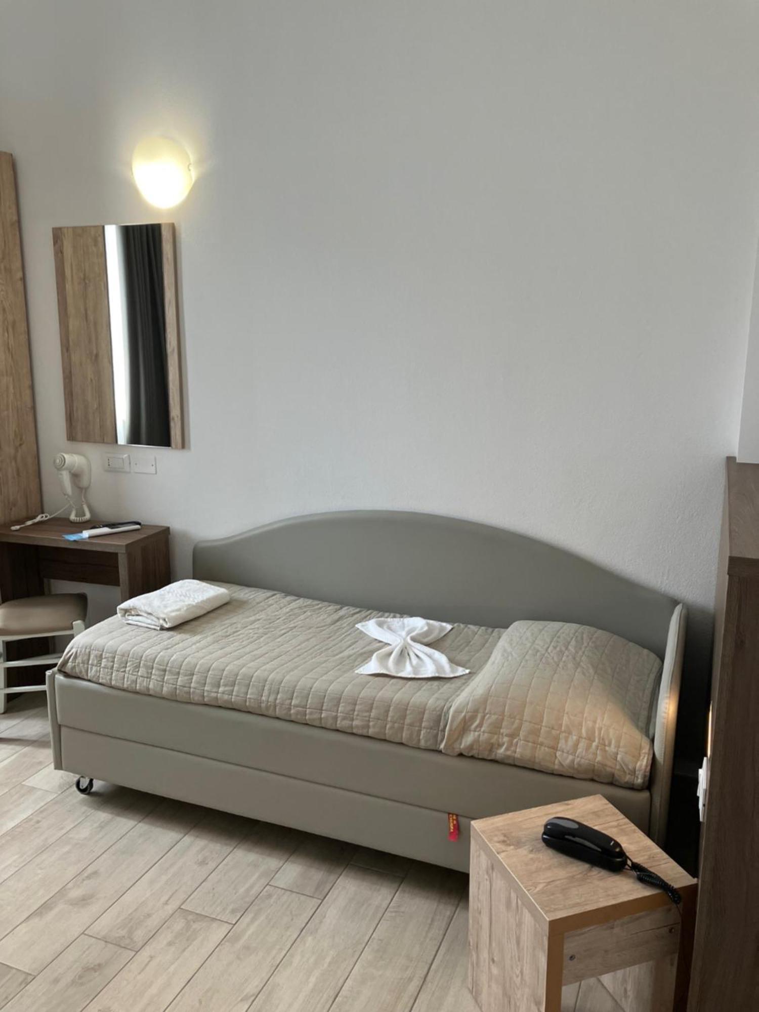 Hotel Bed And Book Ріміні Екстер'єр фото